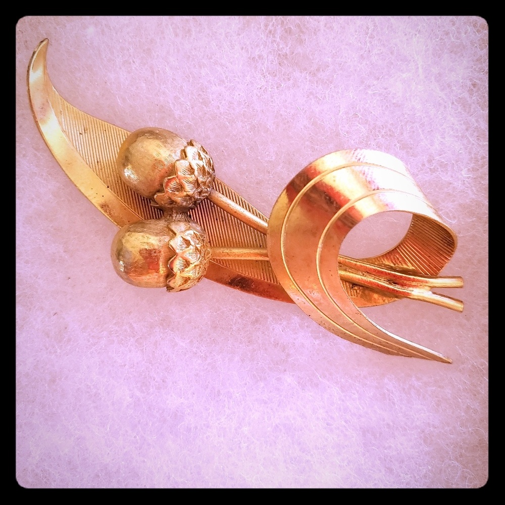 Vintage Golden Acorns And a Leaf Brooch